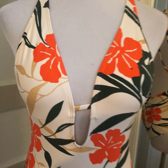 Vince Camuto swimsuit - Picture 2 of 10